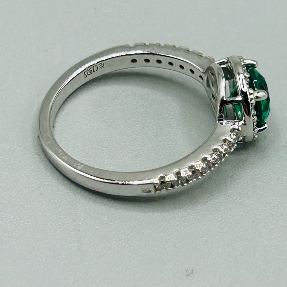Source Unknown Silver Ring With Emerald Green Sto… - image 4